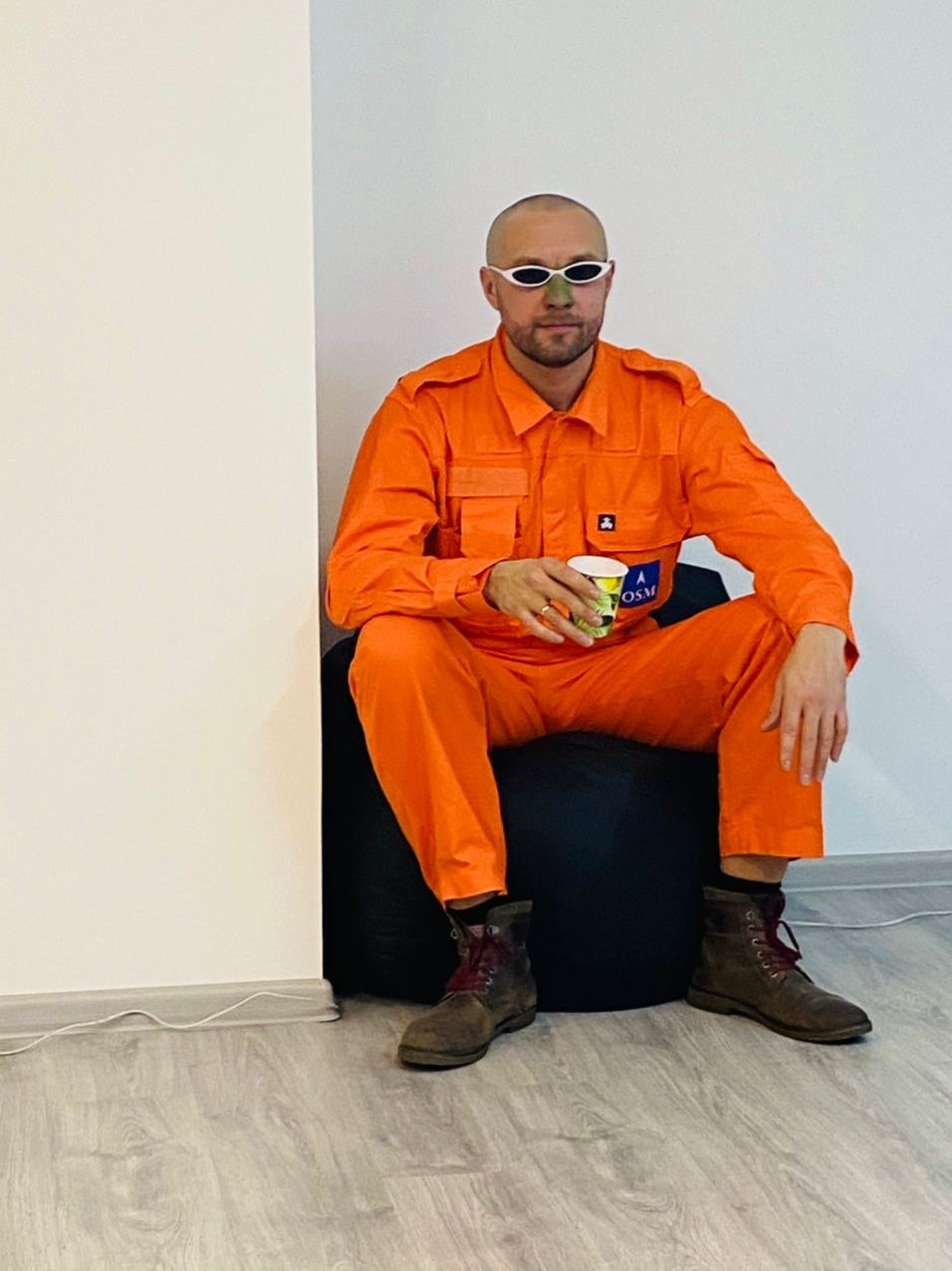 Дмитрий Антиосов в оранжевом костюме