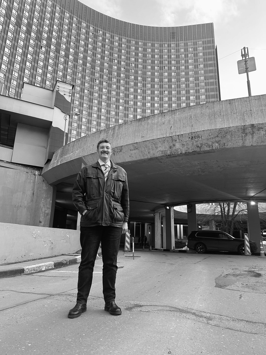 Дмитрий Антиосов у гостиницы «Космос»